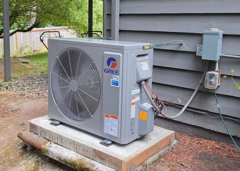 GREE outdoor heat pump, base and exterior connections in Kirkland